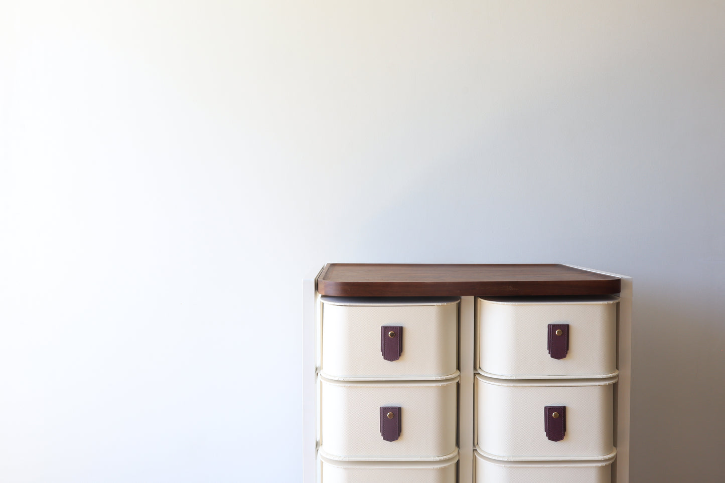 Plum leather pull handle by Sagitine, featuring a sleek design and rich purple color.