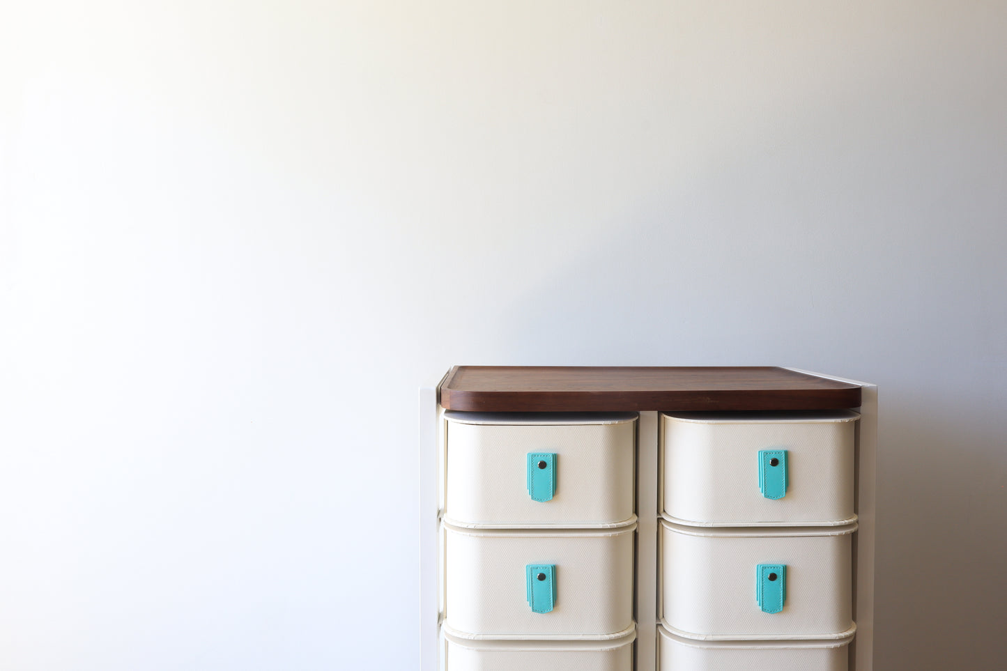 Seafoam leather pull handle by Sagitine, featuring a soft texture and stylish design.