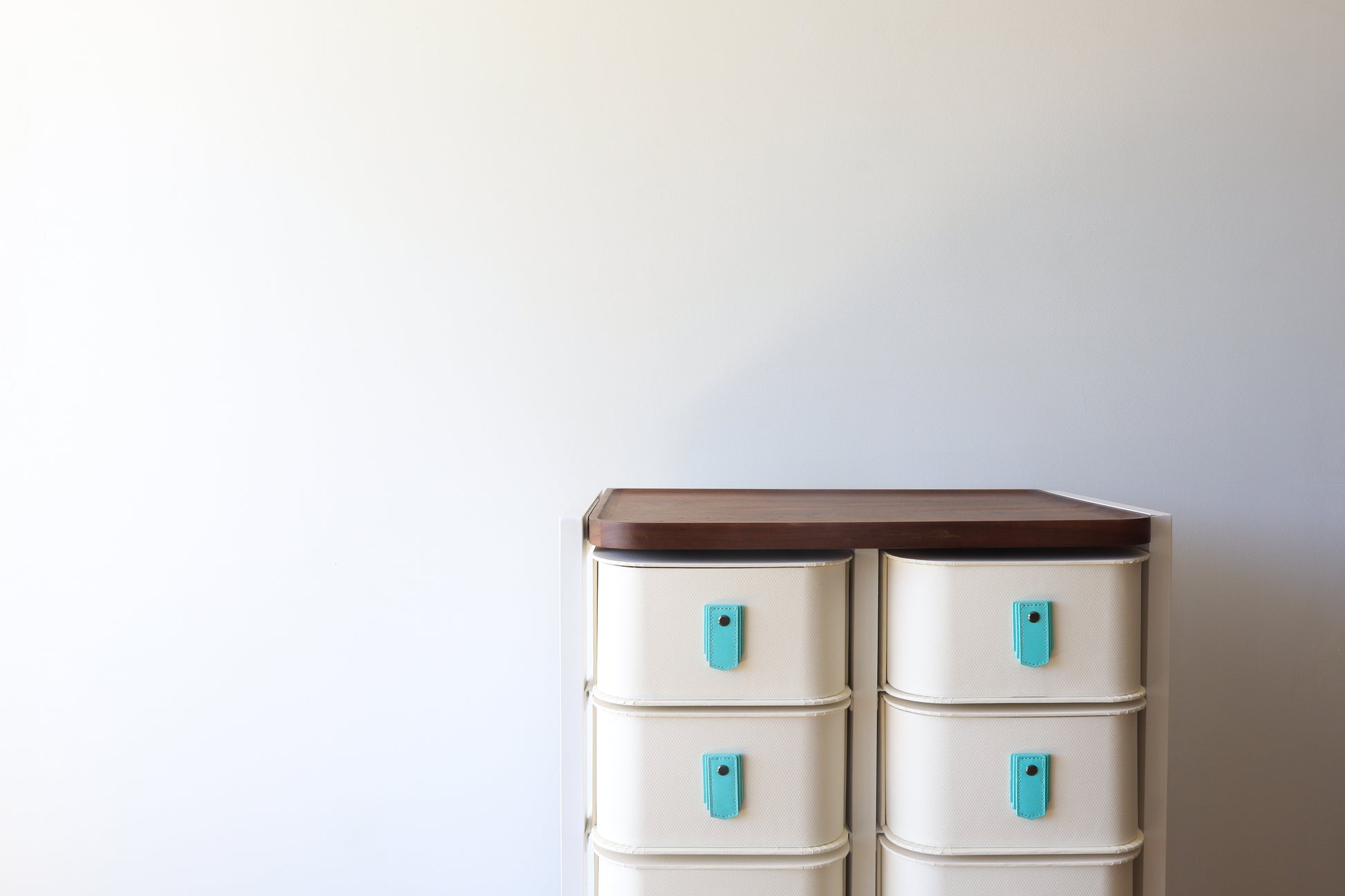 Seafoam leather pull handle by Sagitine, featuring a soft texture and stylish design.